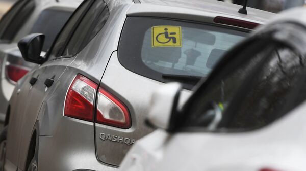 Опознавательный знак Инвалид под стеклом автомобиля в Москве