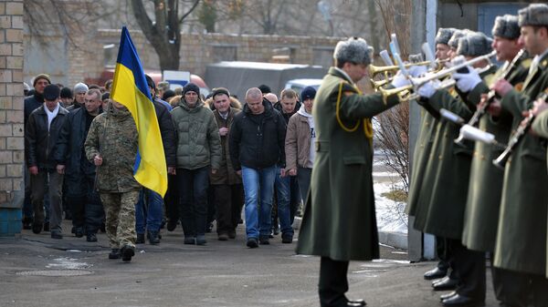 Призывники в украинскую армию и военный духовой оркестр на одном из призывных пунктов в Киеве