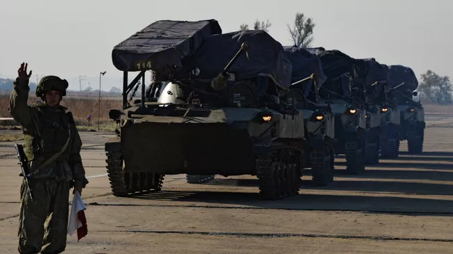 Военнослужащие и военная техника Уссурийского соединения Воздушно-десантных войск на аэродроме во время тактических учений в Приморье