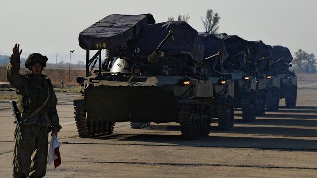 Военнослужащие и военная техника Уссурийского соединения Воздушно-десантных войск на аэродроме во время тактических учений в Приморье