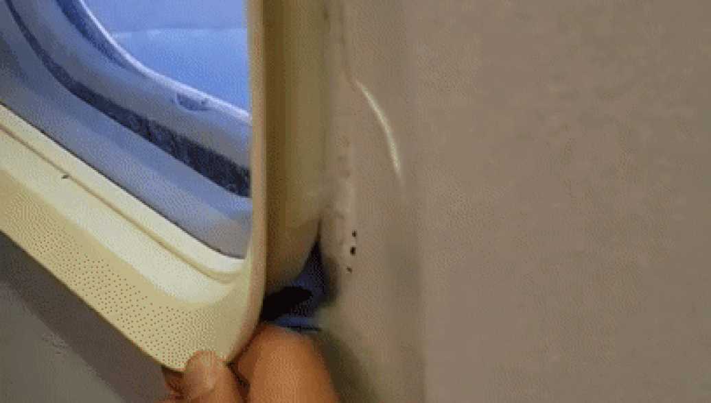 В Сети появилось видео с отрывающимся иллюминатором в салоне самолета
