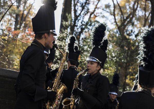 Оркестр на ежегодном параде Мэйси в честь Дня благодарения в Нью-Йорке