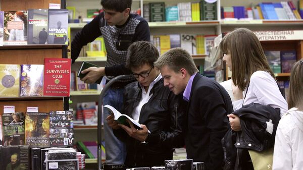 Посетители одного из книжных магазинов Москвы. Архивное фото
