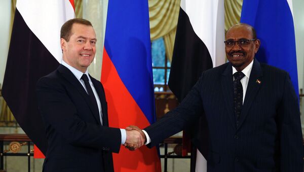 Председатель правительства РФ Дмитрий Медведев и президент Республики Судан Омар Башир  во время встречи в Сочи. 24 ноября 2017