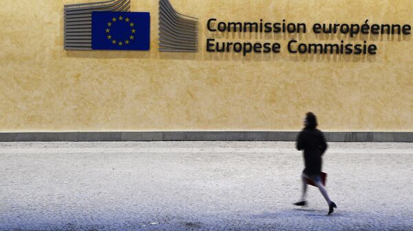 Прохожая у здания Европейской комиссии в Брюсселе
