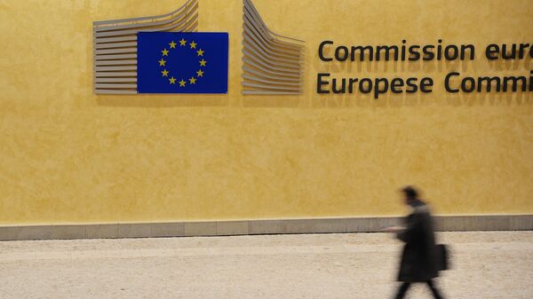 Прохожий у здания Европейской комиссии в Брюсселе. Архивное фото.