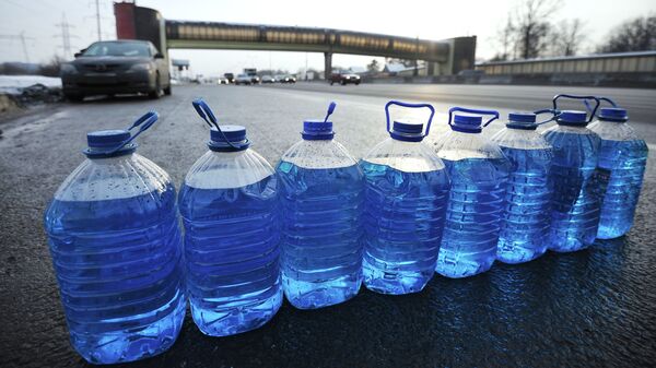 Продажа незамерзающей жидкости для автомобилей на МКАДе в Москве. Архивное фото
