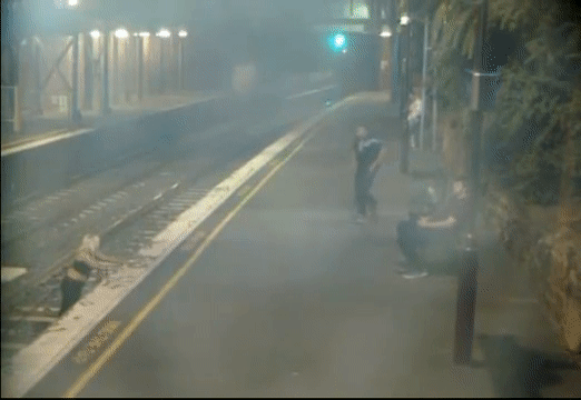 Спасение австралийки из-под колес прибывающего поезда попало на видео