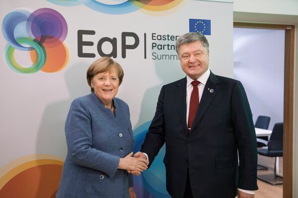 Президент Украины Петр Порошенко и канцлер Германии Ангела Меркель во время саммита Восточного партнерства в Брюсселе Президент Украины Петр Порошенко и канцлер Германии Ангела Меркель во время саммита Восточного партнерства в Брюсселе