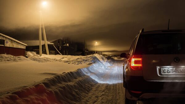 Автомобиль на обочине заснеженной дороге ночью. Архивное фото