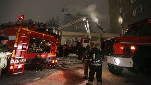 Сотрудники противопожарной службы у жилого дома в Мурманске, где произошел взрыв бытового газа. 24 ноября 2017