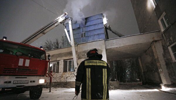 Сотрудник противопожарной службы у жилого дома в Мурманске, где произошел взрыв бытового газа. 24 ноября 2017