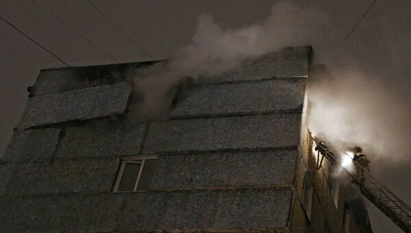 Сотрудник противопожарной службы на месте взрыва бытового газа в жилом доме. Архивное фото