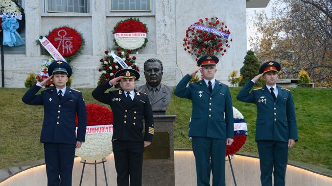 Почетный караул у бюста Андрея Карлова в посольстве России  в Анкаре, Турция. 24 ноября 2017