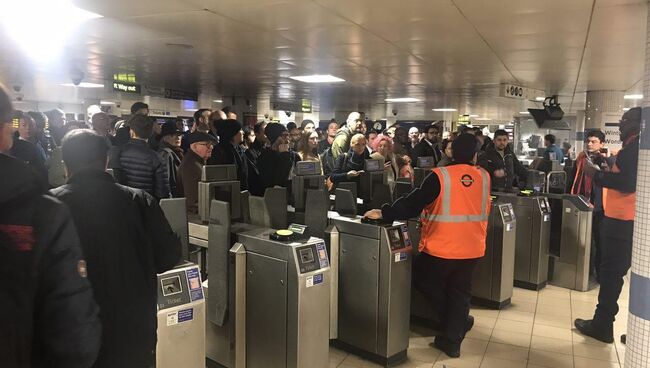 Посетители станции метро Oxford Circus