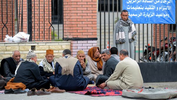 Родственники жертв теракта в мечети эр-Роуда возле госпиталя Университета Суэцкого канала& 25 yjz,hz 2017