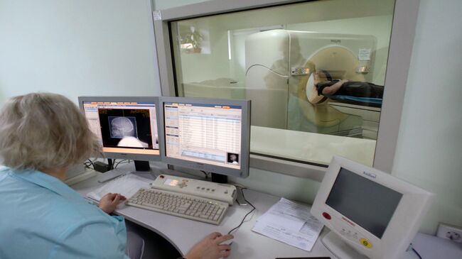 Пациент проходит обследование на компьютерном томографе в отделении лучевой диагностики центральной городской клинической больницы Калининграда