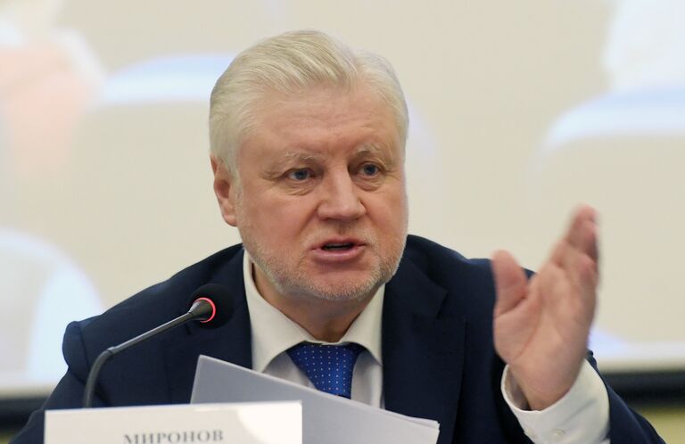 Председатель политической партии Справедливая Россия Сергей Миронов в Государственном геологическом музее имени В.И. Вернадского. 25 ноября 2017