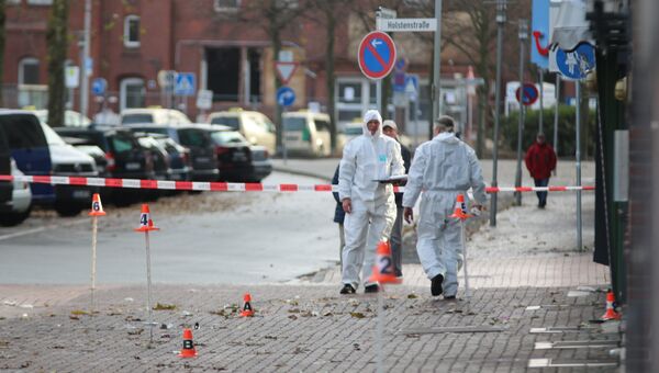 Следователи на месте, автомобиль наехал на людей в немецком городе Куксхафене. 26 ноября 2017