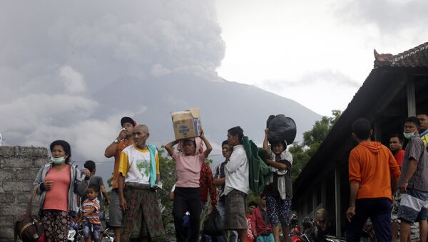 Эвакуация людей во время извержения вулкана Агунг в Индонезии. 26 ноября 2017