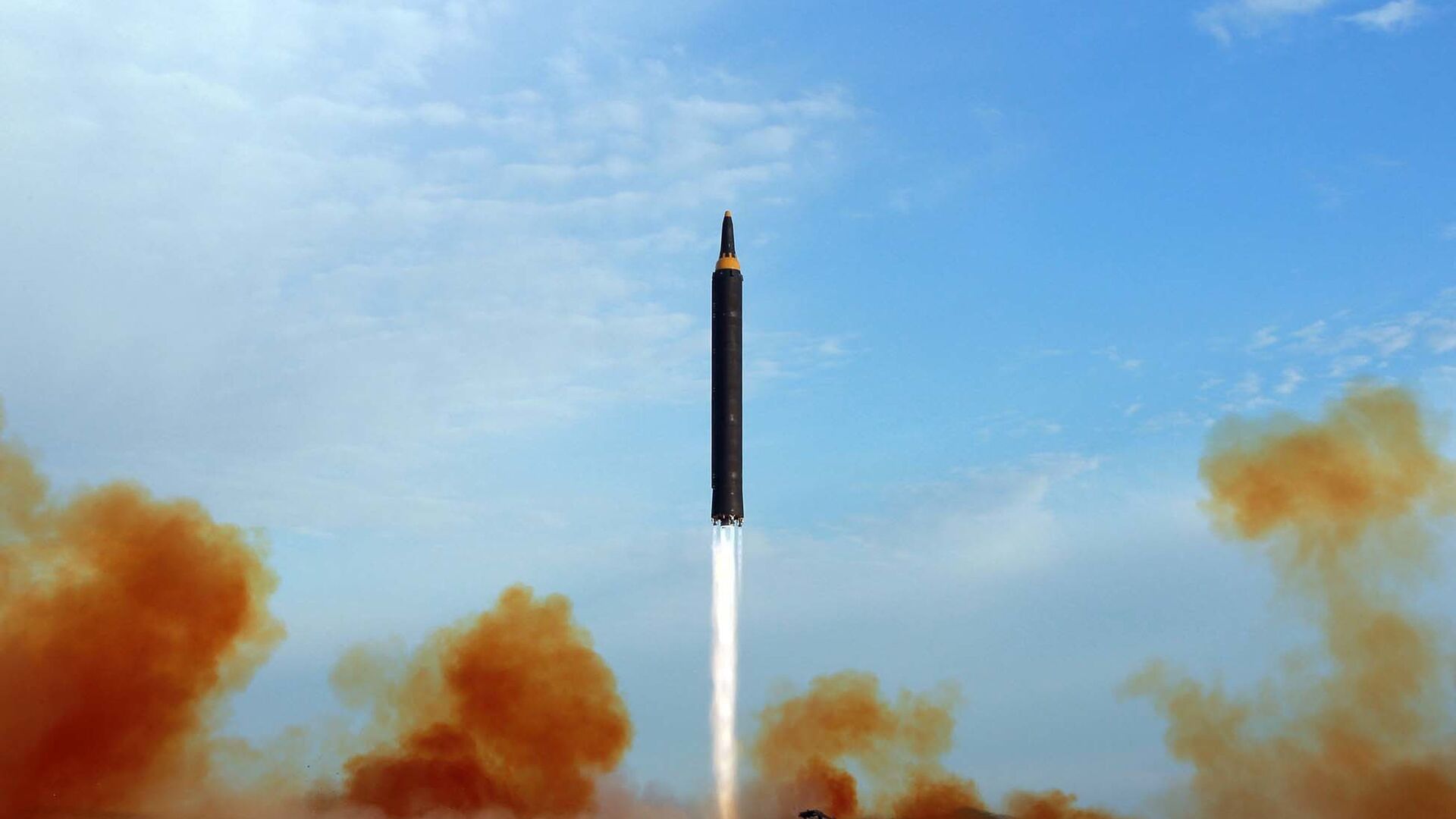 Запуск северокорейской баллистической ракеты Hwasong-12 - РИА Новости, 1920, 18.12.2022