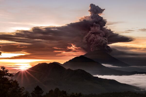 Извержение вулкана Агунг на острове Бали в Индонезии. 26 ноября 2017