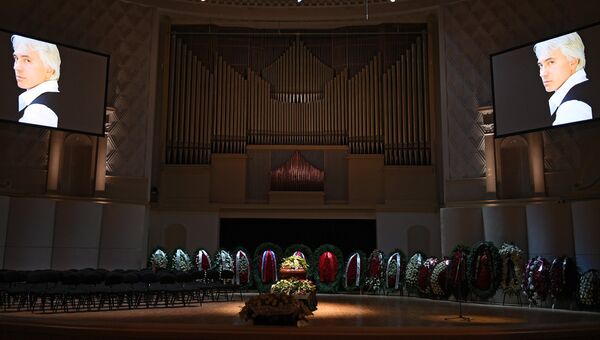 Гроб с телом оперного певца Дмитрия Хворостовского в Концертном зале имени П. И. Чайковского в Москве. 27 ноября 2017