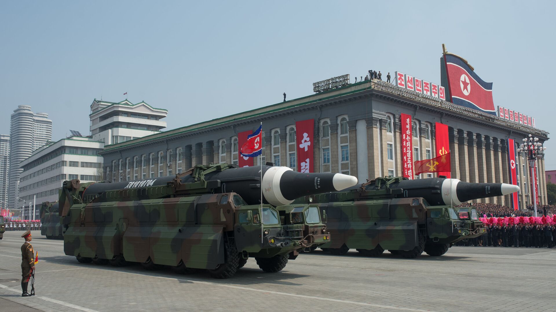 Пусковые установки баллистических ракет средней дальности во время парада в Пхеньяне - РИА Новости, 1920, 26.09.2022