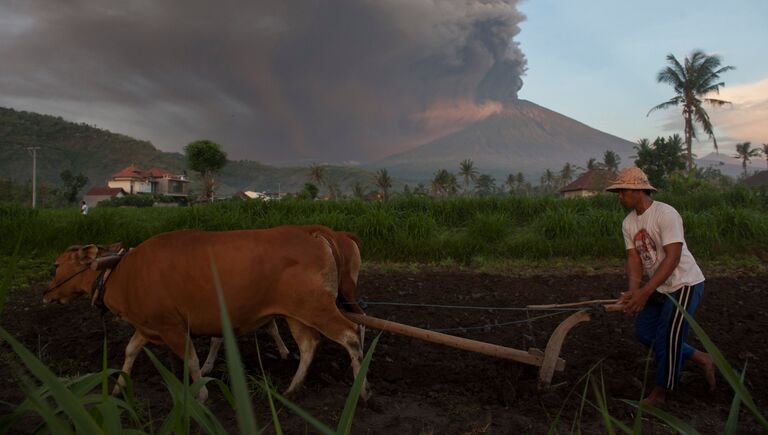 Извержение вулкана Агунг на острове Бали в Индонезии