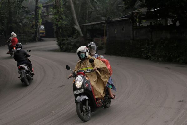 Дорога покрыта пеплом от извержения вулкана Агунг на острове Бали в Индонезии