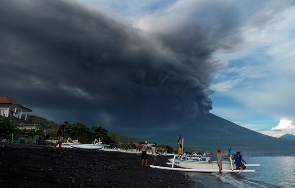 Извержение вулкана Агунг на острове Бали в Индонезии