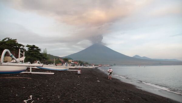 Столб дыма и одинокие туристы на берегу: извержение вулкана на Бали
