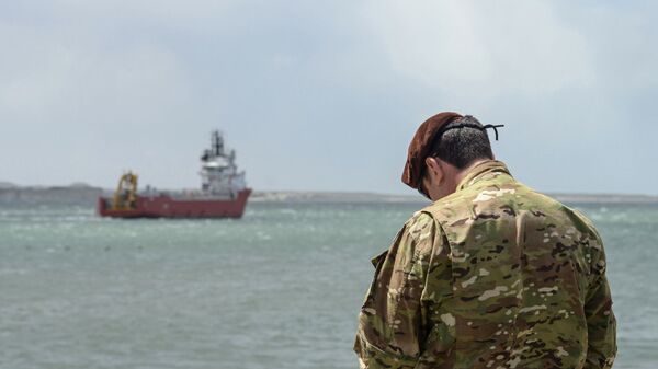 Военный в гавани Комодоро Ривадавия во время отправки норвежского судна Sophie Siem на поиски пропавшей аргентинской подлодки Сан-Хуан