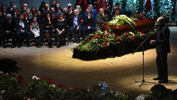 Композитор Игорь Крутой выступает на церемонии прощания с оперным певцом Дмитрием Хворостовским в Концертном зале имени П. И. Чайковского в Москве