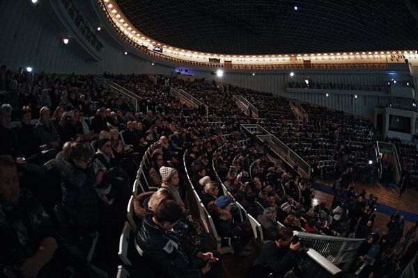 Посетители на церемонии прощания с оперным певцом Дмитрием Хворостовским в Концертном зале имени П. И. Чайковского в Москве