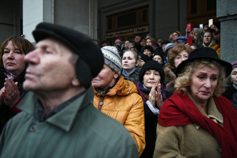 Горожане во время выноса гроба после церемонии прощания с оперным певцом Дмитрием Хворостовским в Концертном зале имени П. И. Чайковского в Москве