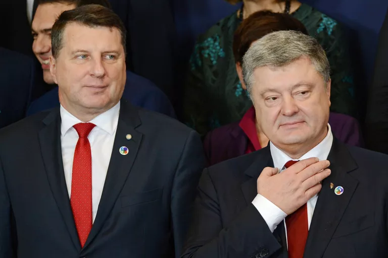 Президент Латвии Раймондс Вейонис и президент Украины Петр Порошенко на саммите Восточного партнерства в Брюсселе Президент Латвии Раймондс Вейонис и президент Украины Петр Порошенко на саммите Восточного партнерства в Брюсселе