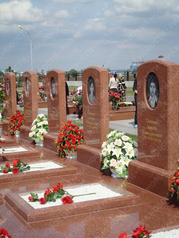 На мемориальном кладбище Беслана, где похоронены жерты теракта