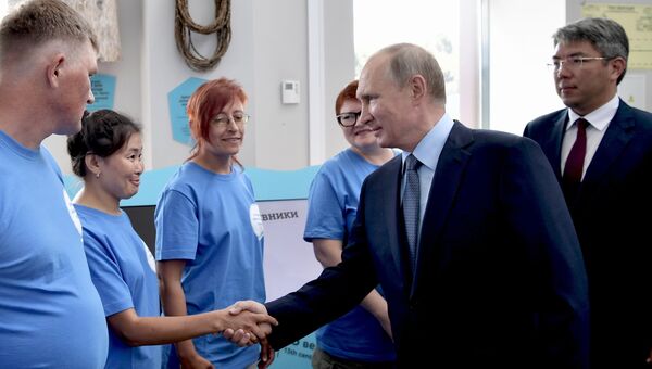Владимир Путин во время встречи с волонтерами общественной организации большая Байкальская тропа. Архивное фото