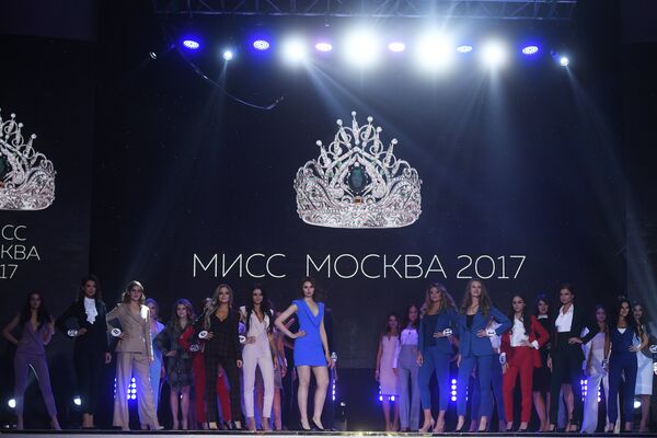 Участницы на сцене в финале конкурса Мисс Москва-2017
