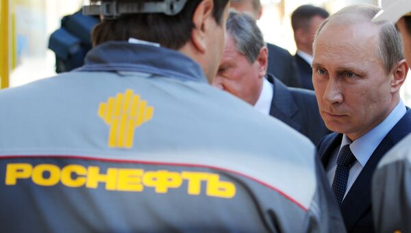 Президент России Владимир Путин во время посещения Туапсинского НПЗ Роснефти