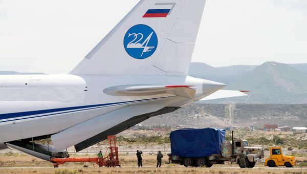 Разгрузка оборудования для поиска пропавшей подводной лодки Сан-Хуан из российского самолета АН-124 в аэропорту Комодоро-Ривадавия