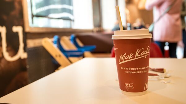Стакан кофе в McDonald’s. Архивное фото