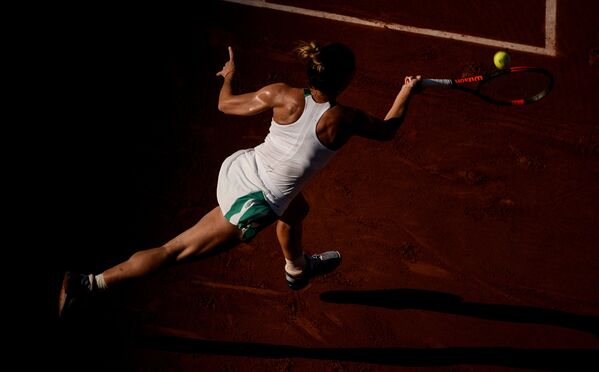 Симона Халеп (Румыния) в матче женского одиночного разряда Открытого Чемпионата Франции по теннису против Яны Цпеловой (Словакия)