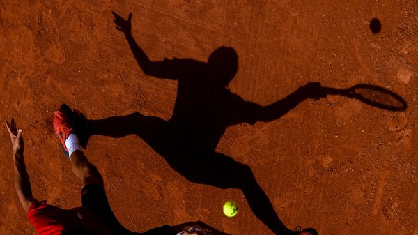 Бенжамен Бонзи (Франция) в матче мужского одиночного разряда Открытого Чемпионата Франции по теннису против Даниила Медведева (Россия)
