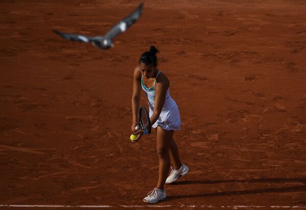 Вероника Сепеде-Ройг (Парагвай) в матче женского одиночного разряда Открытого Чемпионата Франции по теннису против Каролины Плишковой (Чехия)