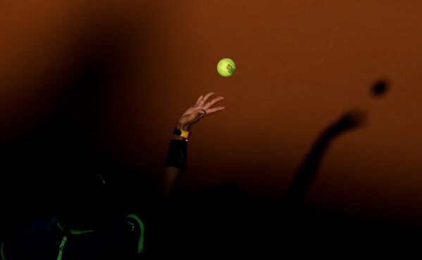 Рафаэль Надаль (Испания) в матче 1/2 финала мужского одиночного разряда Открытого Чемпионата Франции по теннису против Доминика Тима (Австрия)
