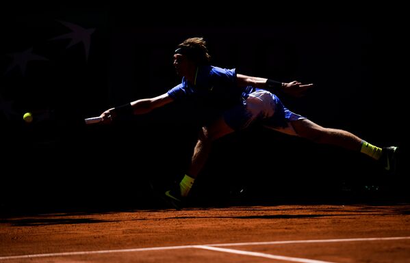 Андрей Рублев (Россия) в квалификационном матче мужского одиночного разряда Открытого Чемпионата Франции по теннису против Таро Даниэля (Япония)