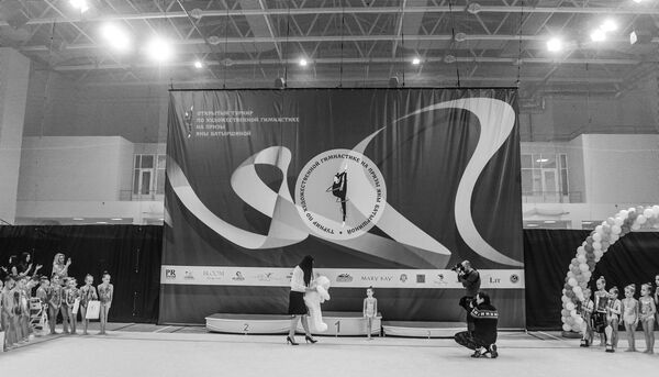 Самая юная участница VI Открытого турнира по художественной гимнастике на призы Яны Батыршиной Алиса Луканина во время церемонии награждения
