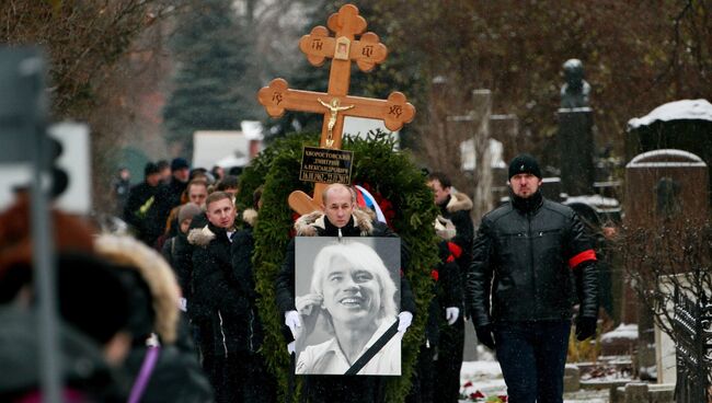 Похоронная процессия на церемонии захоронения капсулы с частью праха оперного певца Дмитрия Хворостовского на Новодевичьем кладбище в Москве. 28 ноября 2017